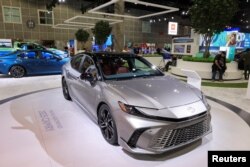 FOTO DE ARCHIVO: Un Toyota Camry se exhibe en el Salón del Automóvil de Los Ángeles en Los Ángeles, California, el 16 de noviembre de 2023. REUTERS/David Swanson/Foto de archivo