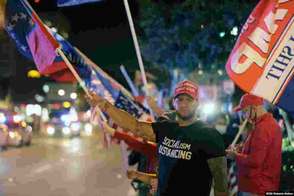 Cubanos se manifiestan dando la victoria a la reelección de Donald Trump.