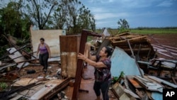 Cubanos recuperan pertenencias de sus casas, que fueron destruidas por el huracán Rafael, en Alquízar, el 7 de noviembre de 2024. (AP/Ramon Espinosa/Archivo)