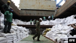Un grupo de trabajadores desvela varios contenedores ocultos entre sacos de azúcar y que presumiblemente contienen material bélico, dentro del barco norcoreano Chong Chon Gang hoy, martes 16 de julio de 2013, en el muelle de Manzanillo en Colón (Panamá).