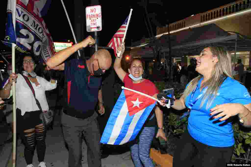 Cubanos se manifiestan dando la victoria a la reelección de Donald Trump.