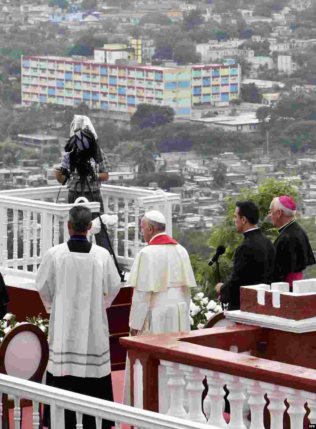 "¡Qué el Espíritu Santo descienda sobre todos ustedes y sobre toda la ciudad!", rogó el Papa invocando protección para "las familias, los niños y los jóvenes, los enfermos y de todos los que sufren".